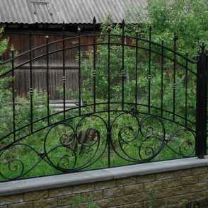 Кованый забор на металлических столбах 11