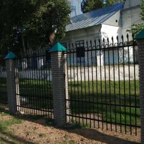 Ковано-кирпичный забор 10