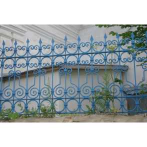 Кованый забор на металлических столбах 12