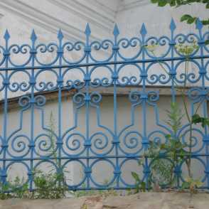 Кованый забор на металлических столбах 12