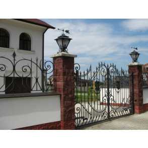 Кованый кирпичный забор 7