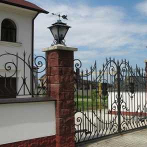 Кованый кирпичный забор 7