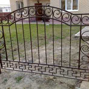 Кованый забор на металлических столбах 13