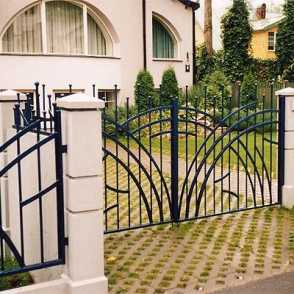 Кованый забор на бетонных столбах 5