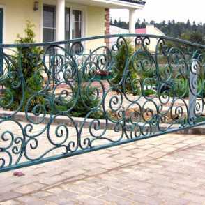 Кованый забор на металлических столбах 14