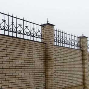 Кованый кирпичный забор 13