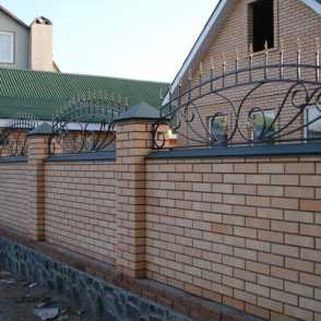 Кованый кирпичный забор 14