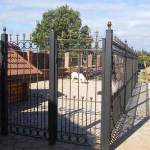 Кованый забор на металлических столбах