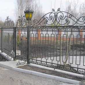 Кованый забор на металлических столбах 16