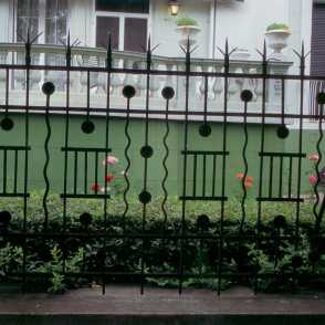 Кованый забор на металлических столбах 17