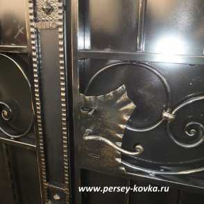 Кованая дверь с элементами ковки 3