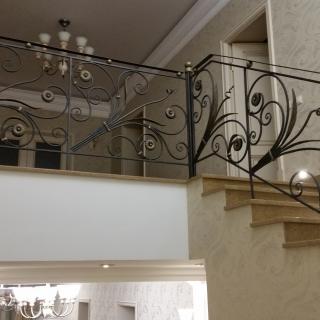 Кованые перила для лестницы в частном доме КД Персей Кованые перила для лестницы в частном доме КД Персей