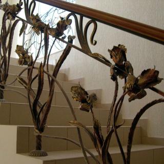 Кованые перила для лестницы в частном доме КД Персей Кованые перила для лестницы в частном доме КД Персей