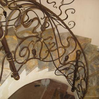 Кованые перила для лестницы в частном доме КД Персей Кованые перила для лестницы в частном доме КД Персей