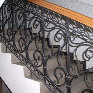 Кованые перила для лестницы в частном доме КД Персей Кованые перила для лестницы в частном доме КД Персей