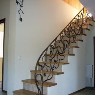 Кованые перила для лестницы в частном доме КД Персей Кованые перила для лестницы в частном доме КД Персей