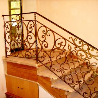 Кованые перила для лестницы в частном доме КД Персей