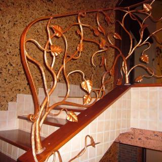 Кованые перила для лестницы в частном доме КД Персей Кованые перила для лестницы в частном доме КД Персей