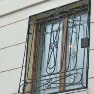 Решетка на окно в многоквартирном доме