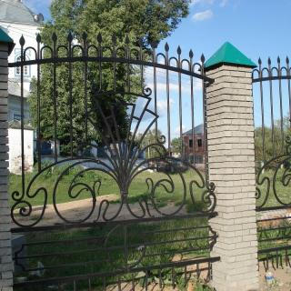 Кованый забор с кирпичными столбами КД Персей