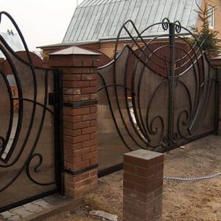 Кованый забор с кирпичными столбами КД Персей