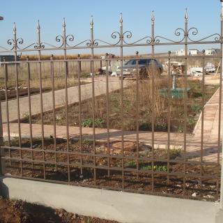 Кованый забор на бетонных столбах КД Персей
