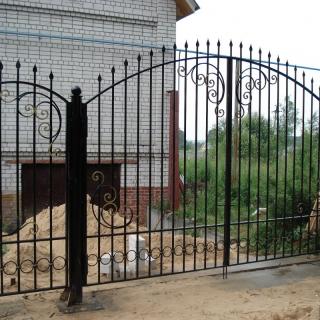 Кованый забор на металлических столбах КД Персей