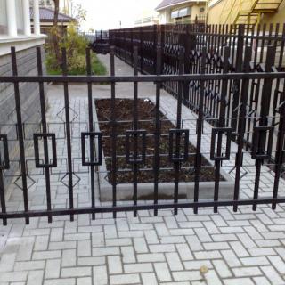 Кованый забор на металлических столбах КД Персей