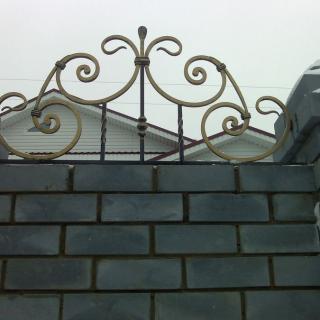 Кирпичный забор с элементами ковки КД Персей
