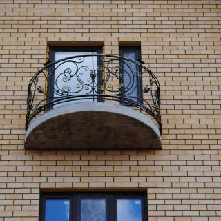 Фото кованых балконов КД Персей