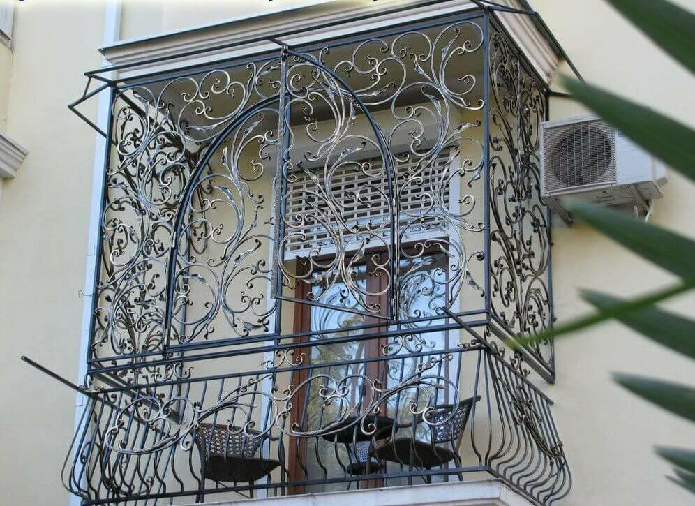 Решетка на лоджию. Кованые решетки на балкон. Металлические решетки на балкон. Красивые решетки на балкон. Кованная решетка на балкон.