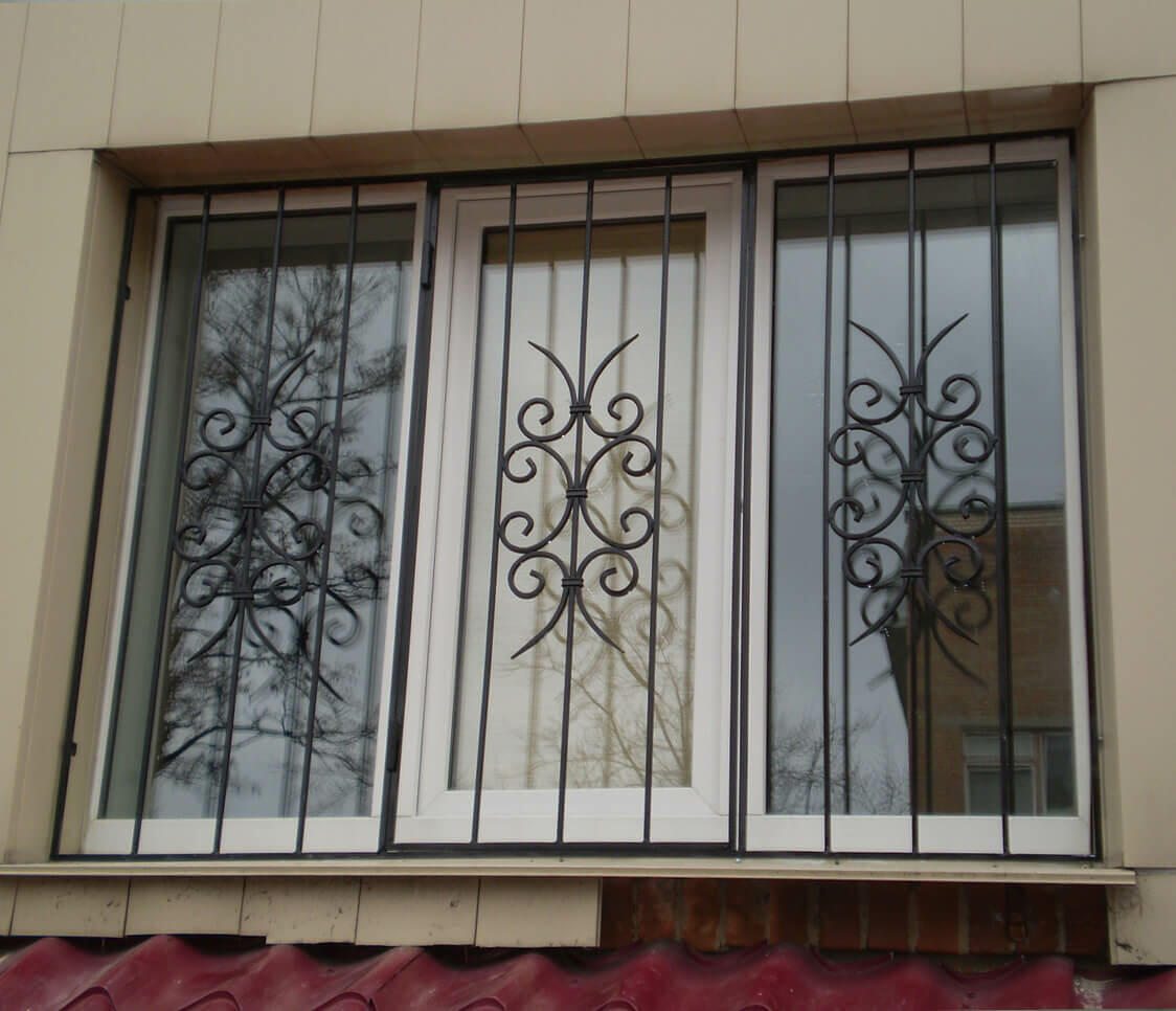 Декоративная решетка на окно с внешней стороны