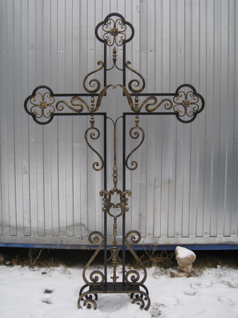 Кованые кресты на кладбище